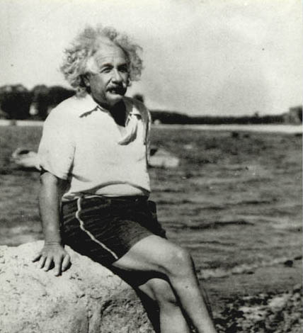 albert-einstein-at-beach-1945-celebrities-28954 albert-einstein-at-beach-1945-celebrities-28954